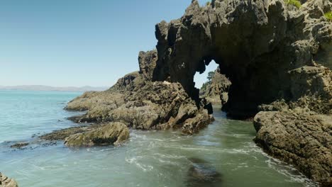 Hipnotizante-Agujero-Junto-A-Un-Acantilado,-Donde-El-Agua-Sube-Y-Baja-Rítmicamente,-Una-Danza-Cautivadora-Del-Flujo-Y-Reflujo-De-La-Naturaleza.