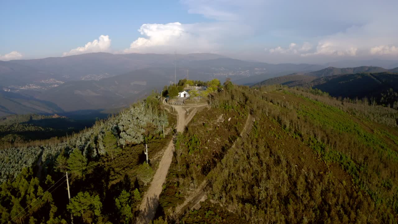 imágenes de drones sobre una iglesia en una montaña