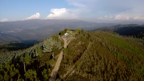 Drohnenaufnahmen-über-Einer-Kirche-In-Einem-Berg