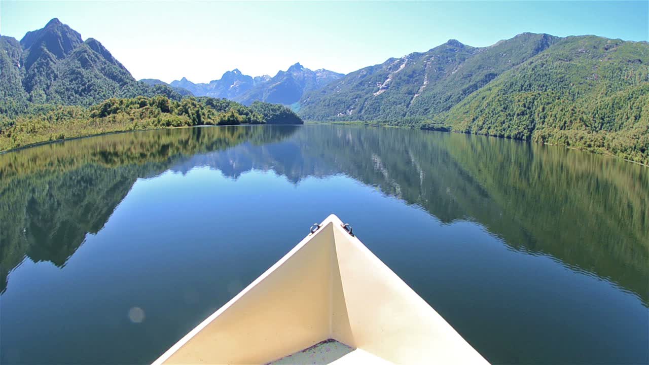 칠레 남부에서 플라이 낚시 여행을 하는 동안 파르케 나시오날 코르코바도에 있는 시저 호수의 보트 활과 풍경