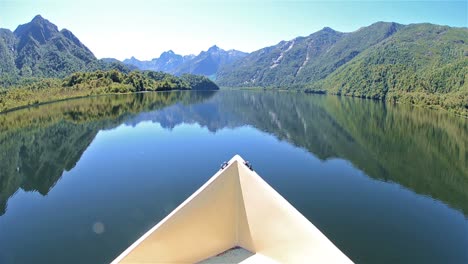 La-Proa-Del-Barco-Y-El-Paisaje-Del-Lago-Ceasar-En-El-Parque-Nacional-Corcovado-Durante-Un-Viaje-De-Pesca-Con-Mosca-En-El-Sur-De-Chile