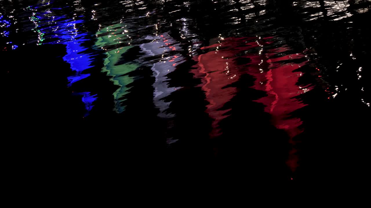 4k colores del agua reflejo en cámara lenta en el lugar de canadá, velas de luz por la noche reflejando en el agua, centro de vancouver columbia británica, visto desde stanley park sea wall