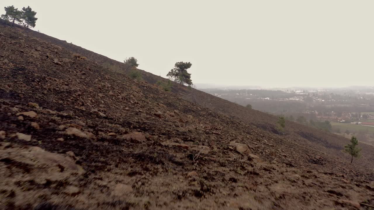 화재로 인해 땅이 파괴된 후 언덕에 기후 변화가 미치는 영향