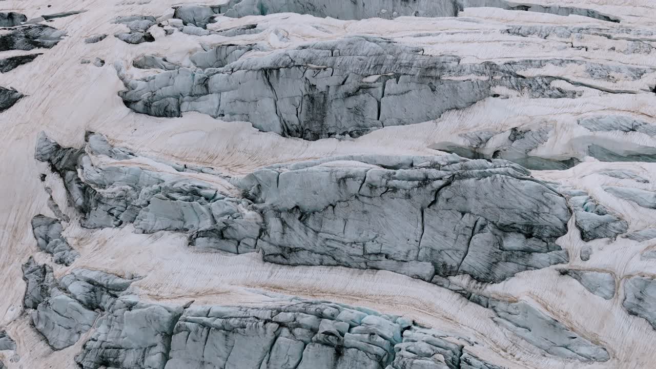이탈리아의 발말렌코 - 펠라리아 빙하의 표면을 고 있는 두꺼운 얼음 - 근접