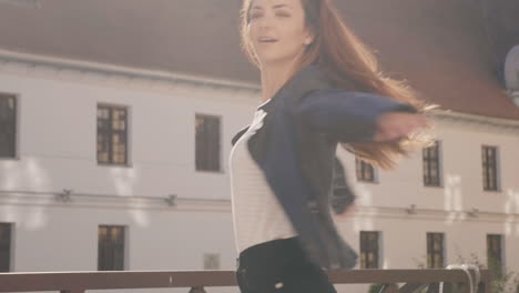 mujer feliz al aire libre