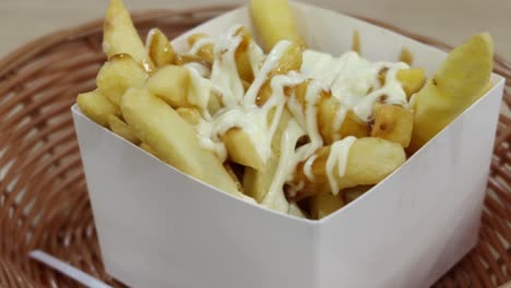 detalle de las papas fritas en la mesa.