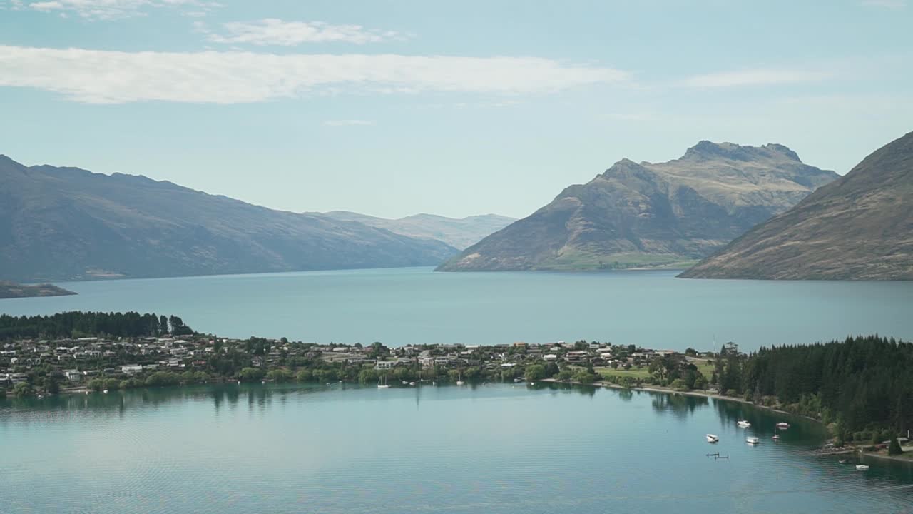 cámara lenta: hermosa vista de queenstown, nueva zelanda, con el lago wakatipu y las montañas al fondo