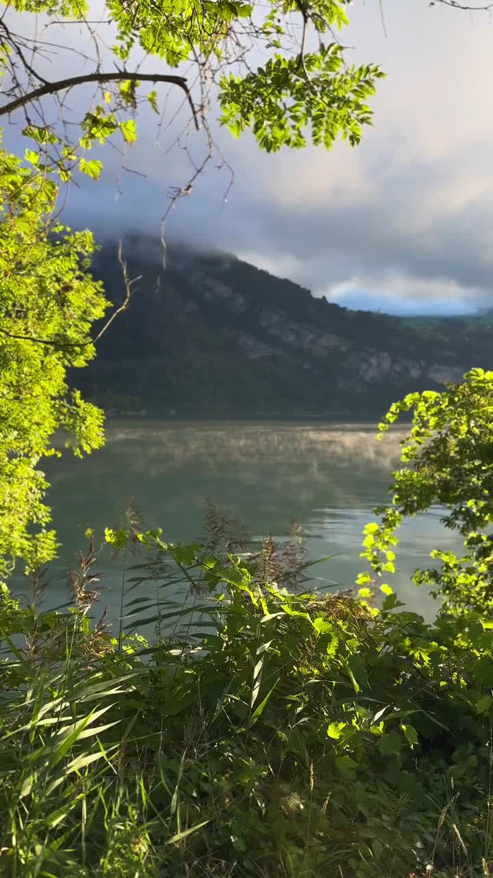 Danau Walen Walensee kabut pagi dataran tinggi Alpen Pegunungan Alpen Swiss Swiss alami