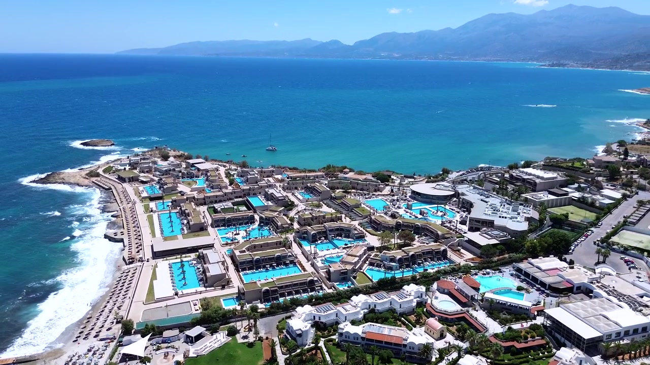 Belo Resort à Beira-Mar com Apartamentos com Piscinas Privativas e uma Montanha ao Fundo, Vista Aérea