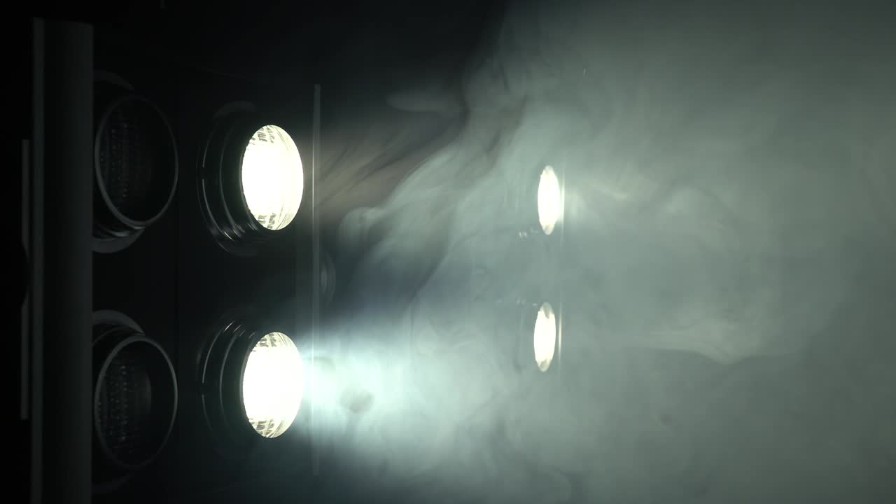 luces de escenario, reflectores que brillan brillantemente y se encienden y apagan