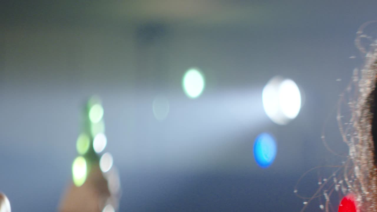 cu 남자와 여자는 맥주병을 부딪친다