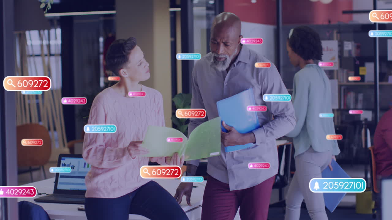 알림 바에서 숫자와 아이콘의 애니메이션, 다양한 동료들이 보고서를 논의합니다.