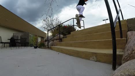 Skateboarder-Macht-Einen-Back-Side-Heel-Flip