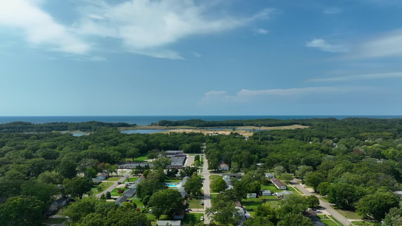 barrio de la orilla del lago en verano visto desde el aire