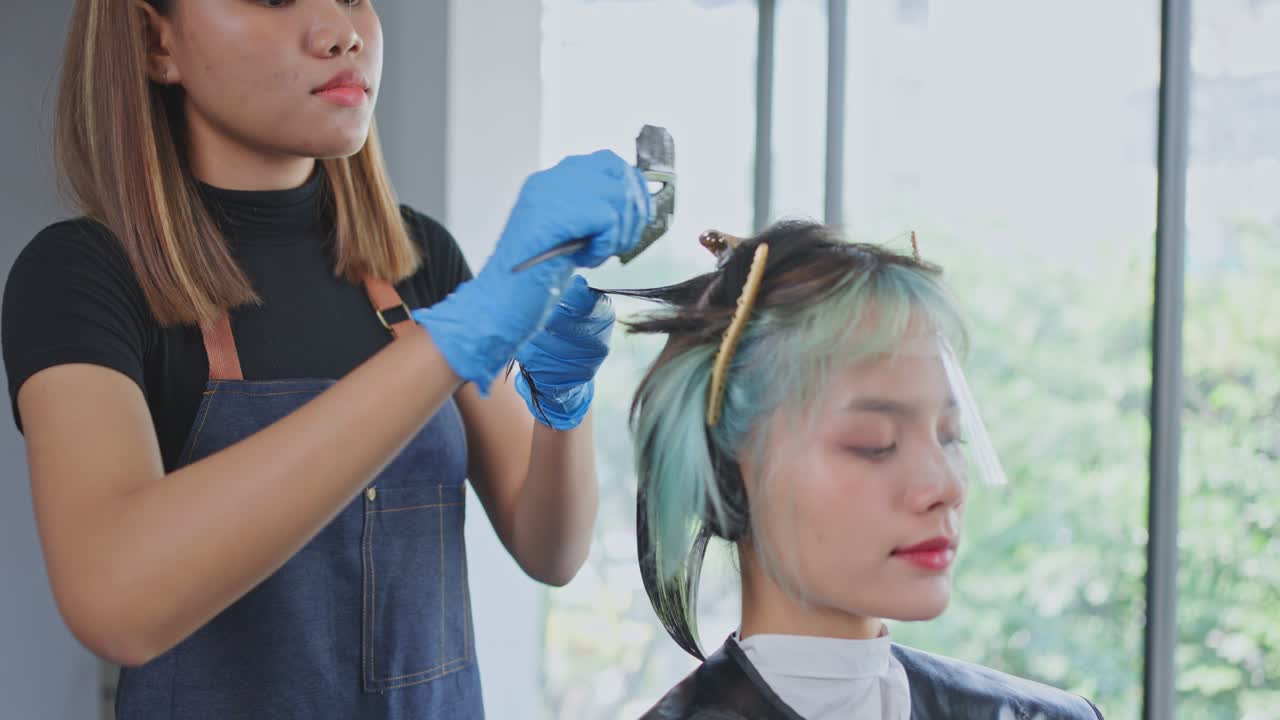 미용실 에서 머리카락 을 염색 하는 과정