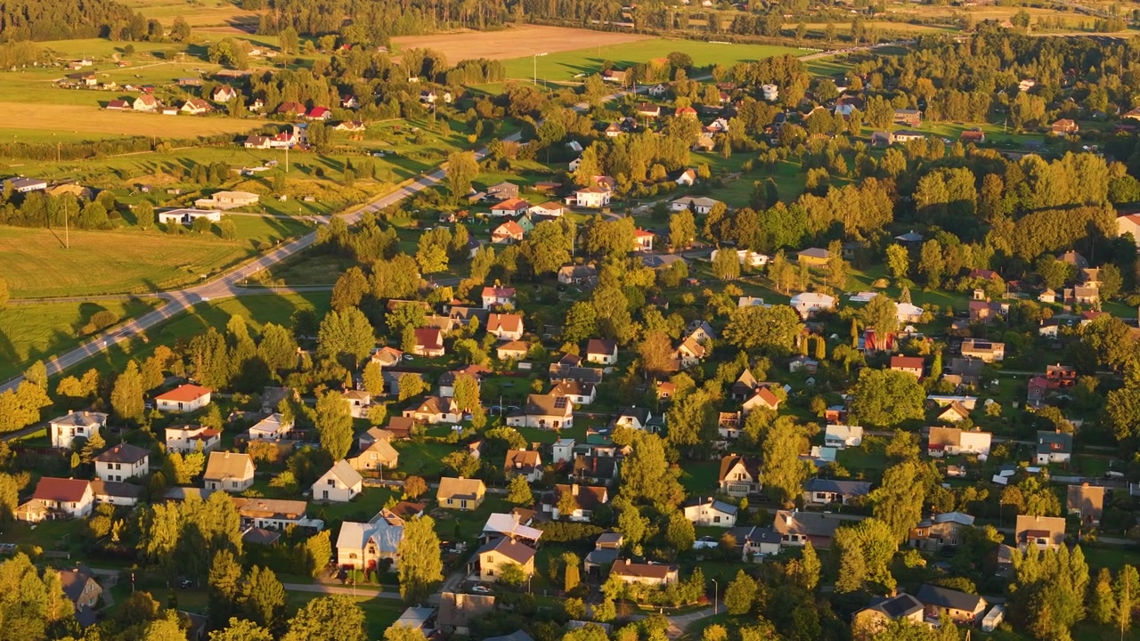 Panoramautsikt over Incukalns i den gylne time, Latvia. Sirklende dronefoto.