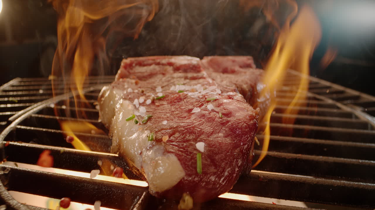 bistec a la parrilla con llamas