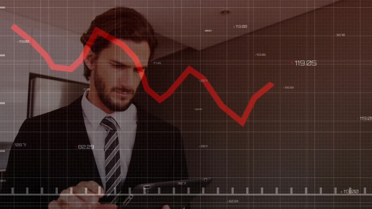 Uomo che tocca il tablet e monitora un grafico a linea rossa ondulato che sale e poi scende, visualizzando tendenze di business.