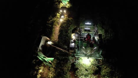 una toma aérea de una cosechadora de uva de vino