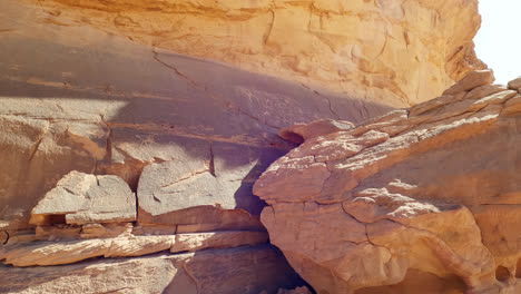 Primer-Plano-Panorámico-A-La-Derecha-De-Una-Formación-Rocosa-En-Wadi-Rum,-Jordania