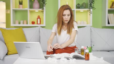una mujer con problemas de salud está tomando medicamentos.