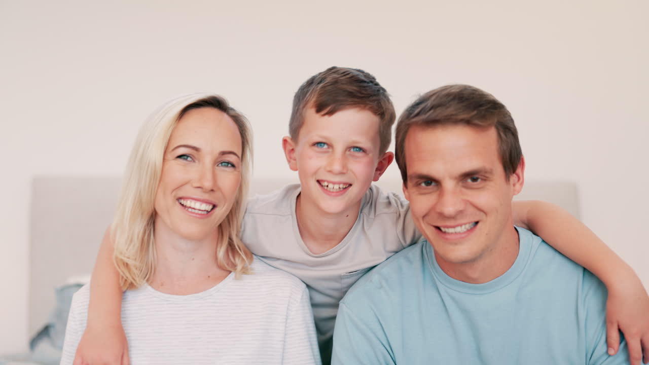 Glad familie, ansigt og smil i soveværelse, kærlighed
