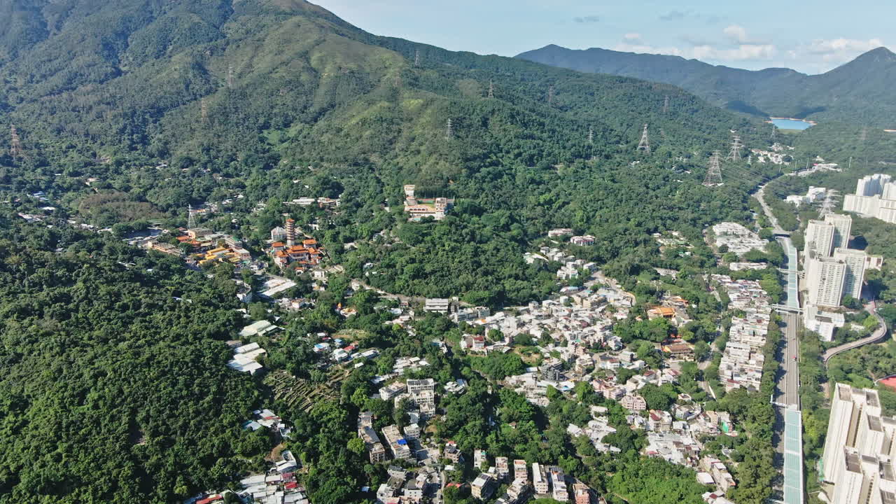 pueblo y monasterio occidental en la ladera de la montaña tsuen wan, hong kong