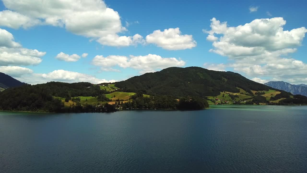 vista aérea sobre el lago de montaña mondsee a lo largo de la costa de sankt lorenz, austria