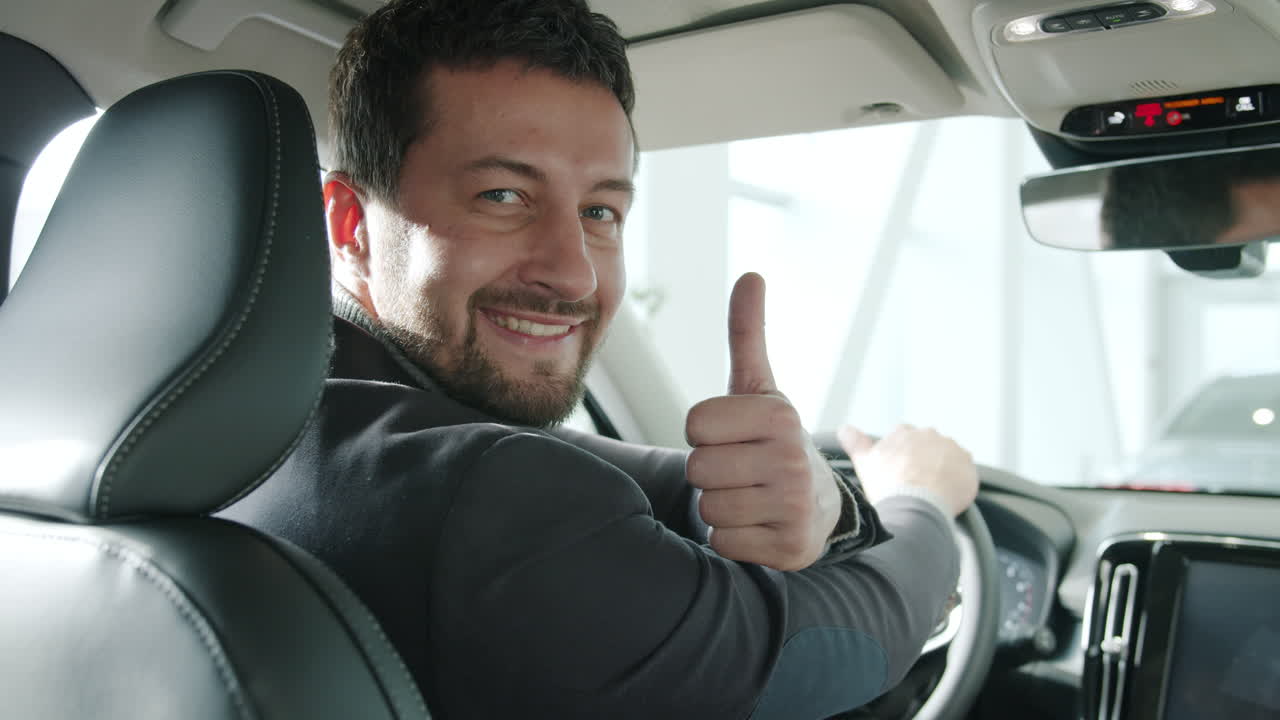 cliente feliz en un coche nuevo