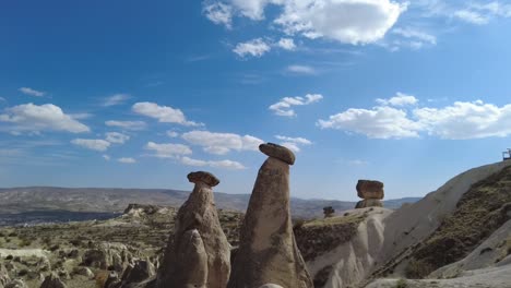 en un día soleado, la vista de las piedras preciosas en cappadocia panorámica, turquía