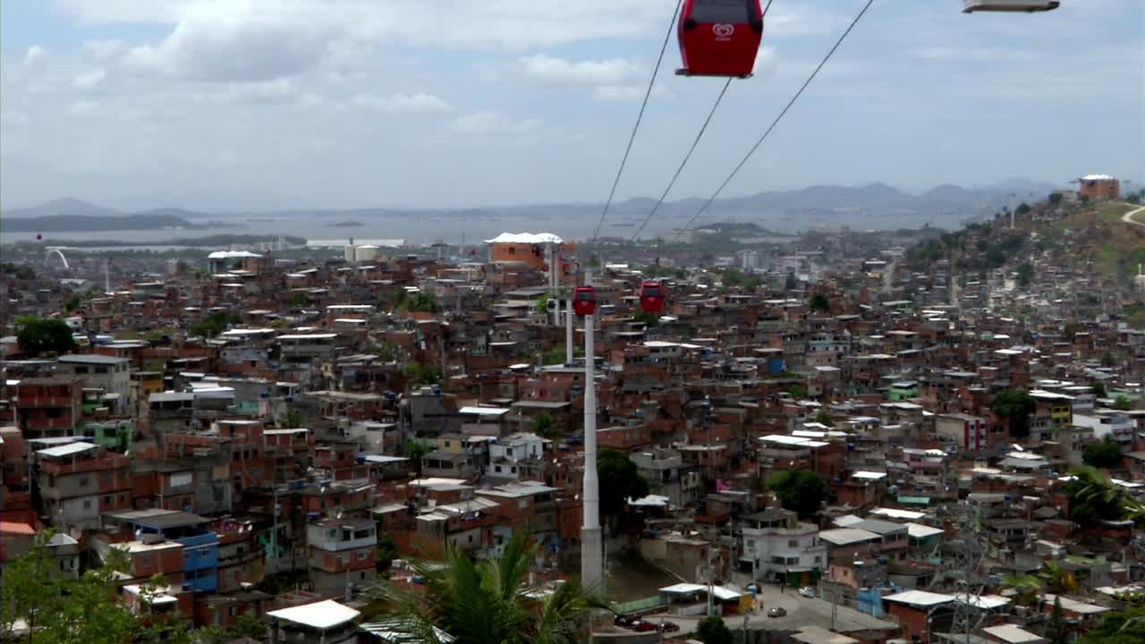 teleférico sobre la favela do alemao en