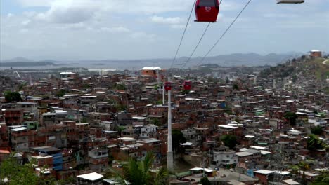 Seilbahn-über-Die-Favela-Do-Alemao-In