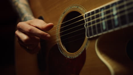 guitarrista ensayando en un estudio de música