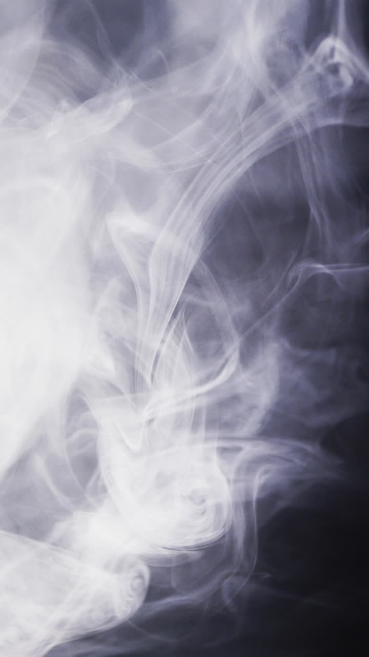 Video verticale di nuvole bianche di fumo in movimento con spazio per il testo su sfondo nero