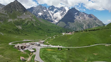 paso de montaña col du lautaret y los picos de la meije en los alpes franceses, francia - 4k aéreo