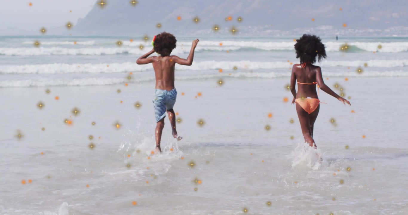 Due bambini che corrono verso le onde, un bambino che tiene un giocattolo e inizia a correre per schizzare, con particelle in movimento sovrapposte.