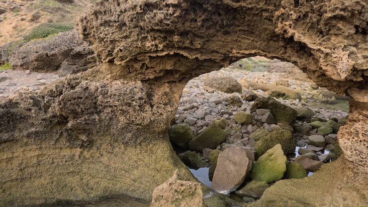 Naturlig erosion danner et hul i kalksten