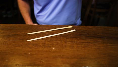 haciendo un truco de vaso de cerveza con palillos