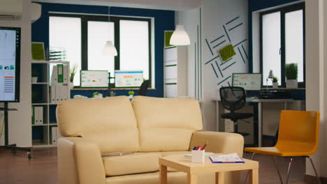 Leeres-Start-up-Geschäftsbüro-Mit-Modernem-Design-Und-Bequemer-Couch