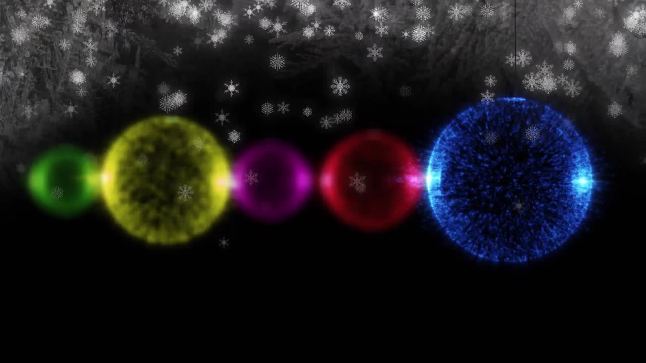 검은 바탕에 내리는 눈 위에 크리스마스 트리 장식의 애니메이션