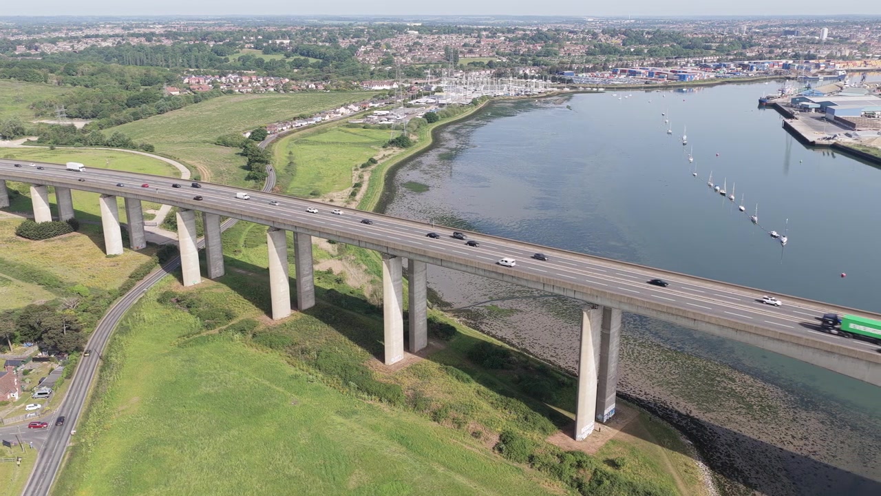 Luftoptagelse med høj vinkel og panorering af motorvejstrafik på Orwell Bridge i Ipswich, Suffolk. Britisk infrastruktur, Storbritannien