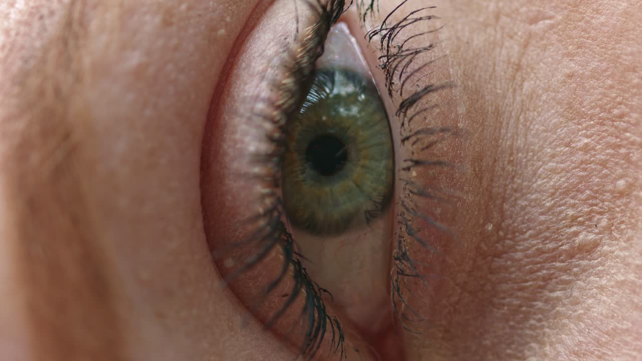 cerrar el ojo verde de la mujer pelirroja