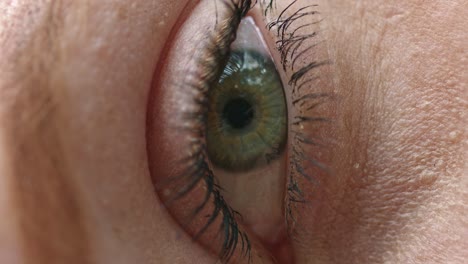 cerrar el ojo verde de la mujer pelirroja