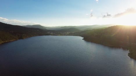 Sonnenuntergang-über-Der-Stadt-Nederland-Im-Boulder-County-Colorado,-Colorado-Landschaften-Im-Sommer,-Touristenstädte-In-Colorado-Nederland-Barker-Meadow-Reservoir