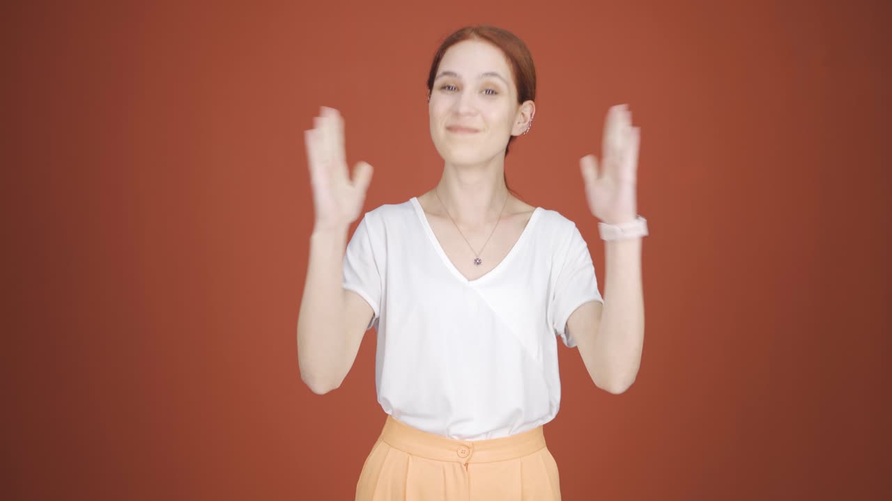 la mujer que mira a la cámara dice que eres increíble.