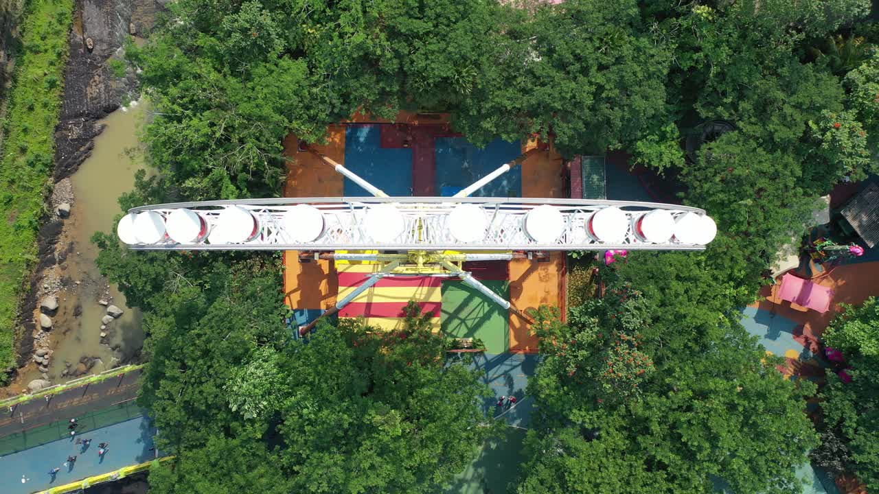 놀이 공원 에서 페리스  의 공중 사진