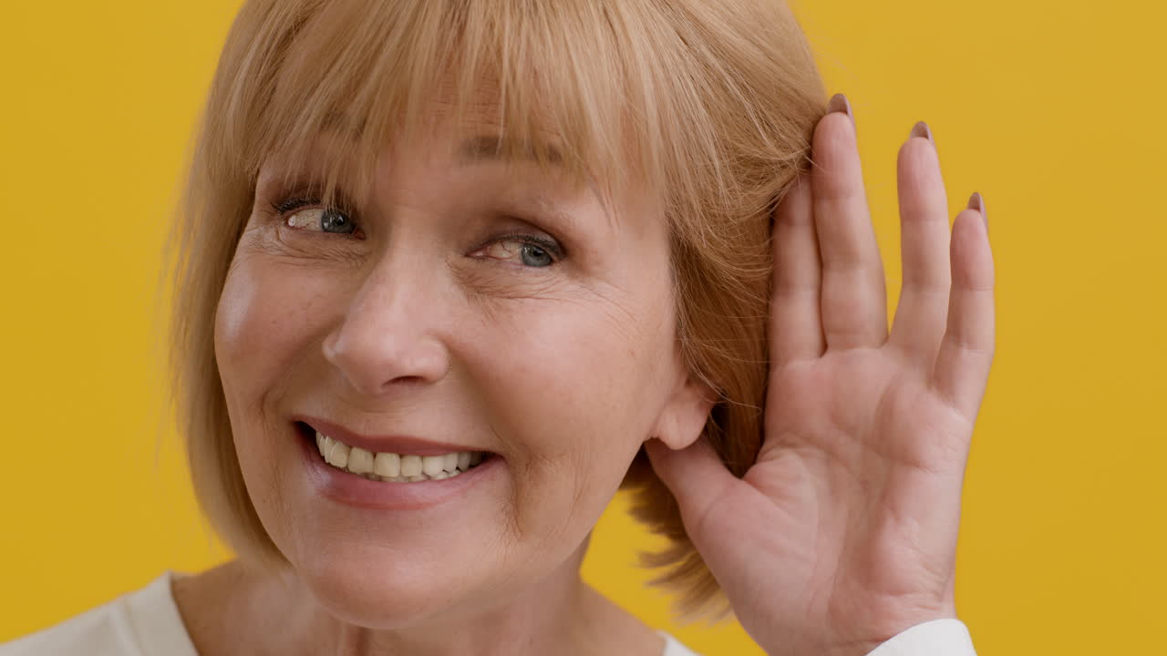 mujer escuchando atentamente