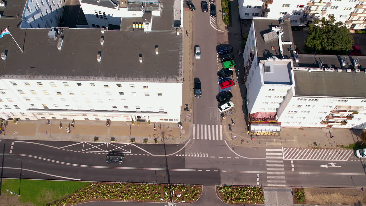 여름에 gdynia 시내 중심부에 있는 공원과 경로의 공중  ⁇  다운  ⁇