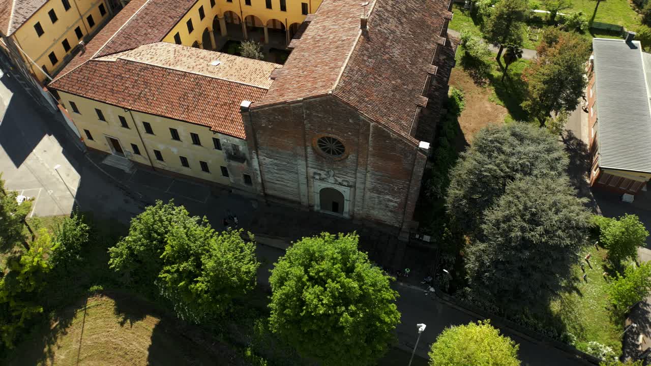 vista superior de la iglesia de santa maria delle grazie en soncino, italia, tomada por un avión no tripulado