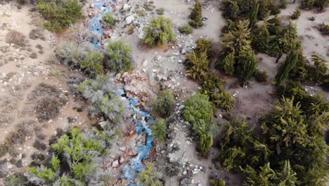 Toma-Aérea-De-Drones-Siguiendo-El-Río-Desde-Arriba-A-Baja-Altura